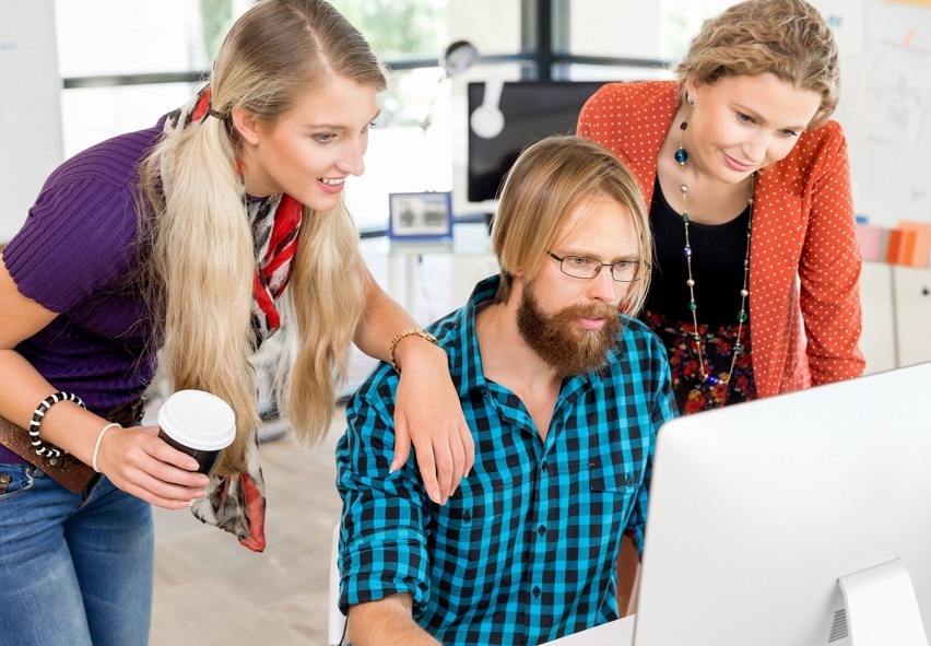 young-office-workers-discussing